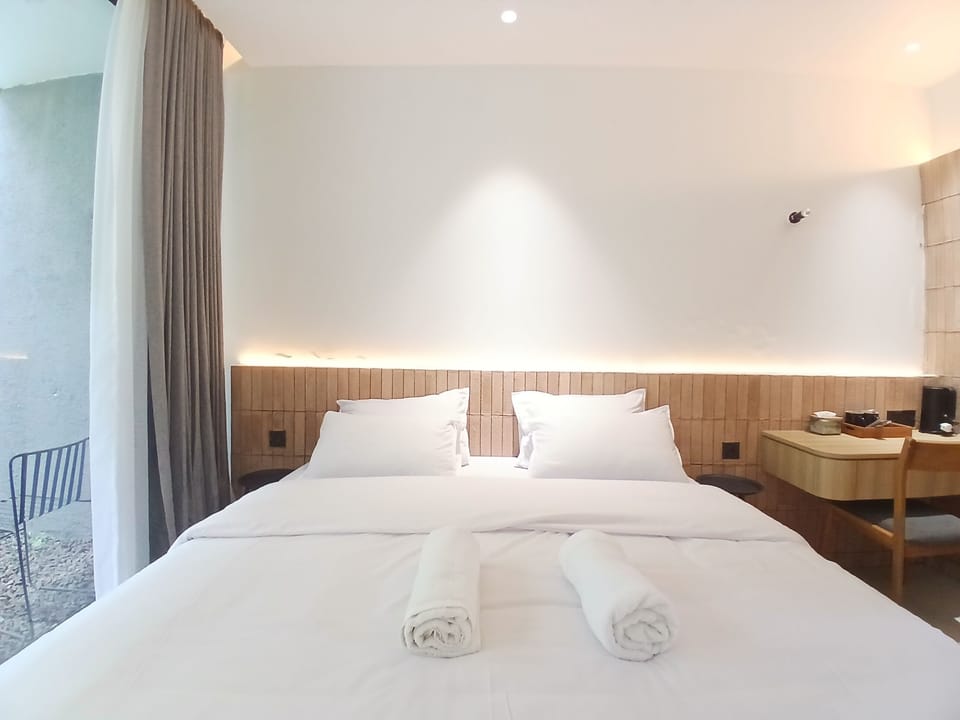 Junior Double Room, Balcony | Desk, laptop workspace, free WiFi
