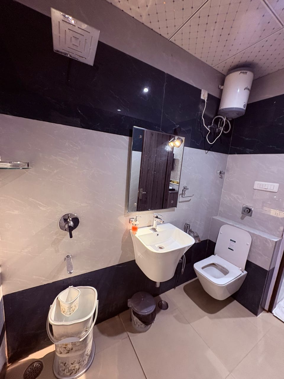 Comfort Studio | Bathroom | Shower, slippers, bidet