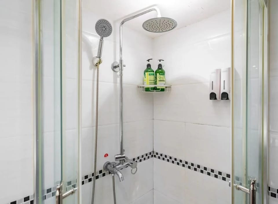 Business Twin Room, City View | Bathroom | Bathrobes