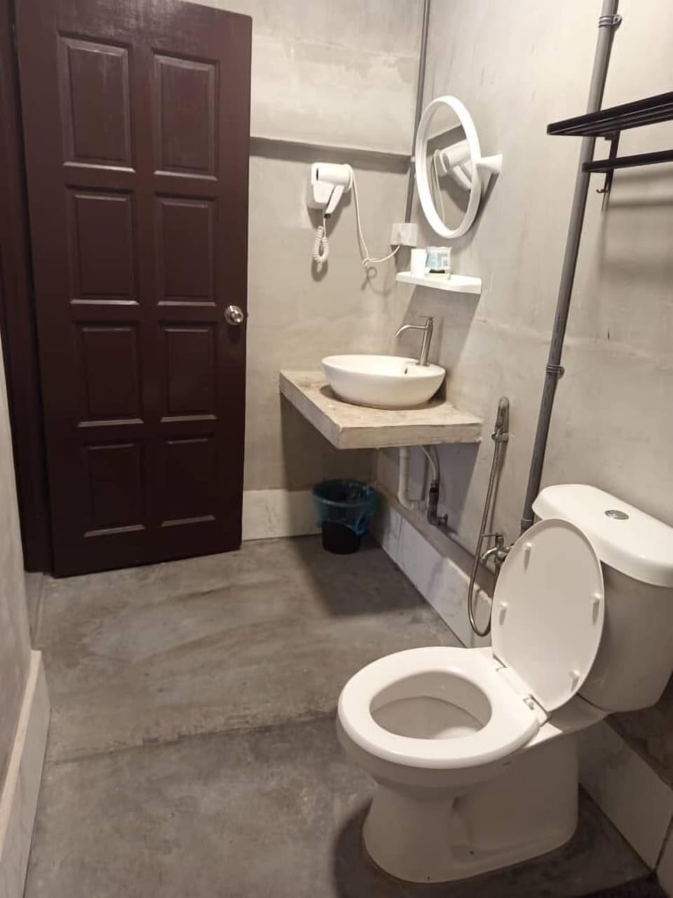 Suite | Bathroom | Shower, free toiletries, hair dryer, towels