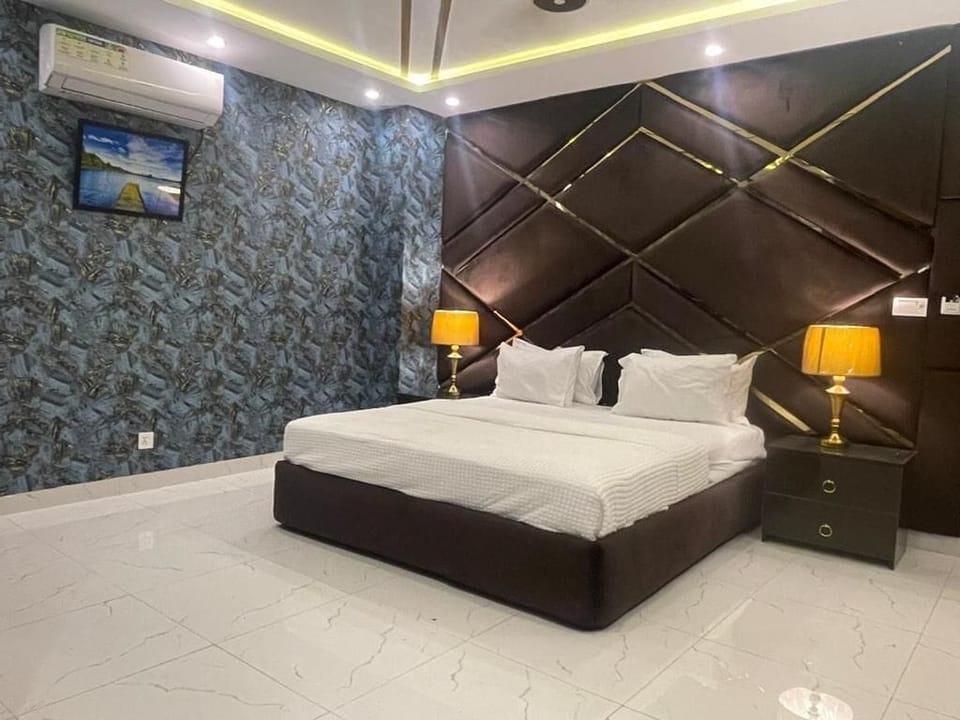 Deluxe Double Room | Premium bedding, Select Comfort beds, minibar, laptop workspace