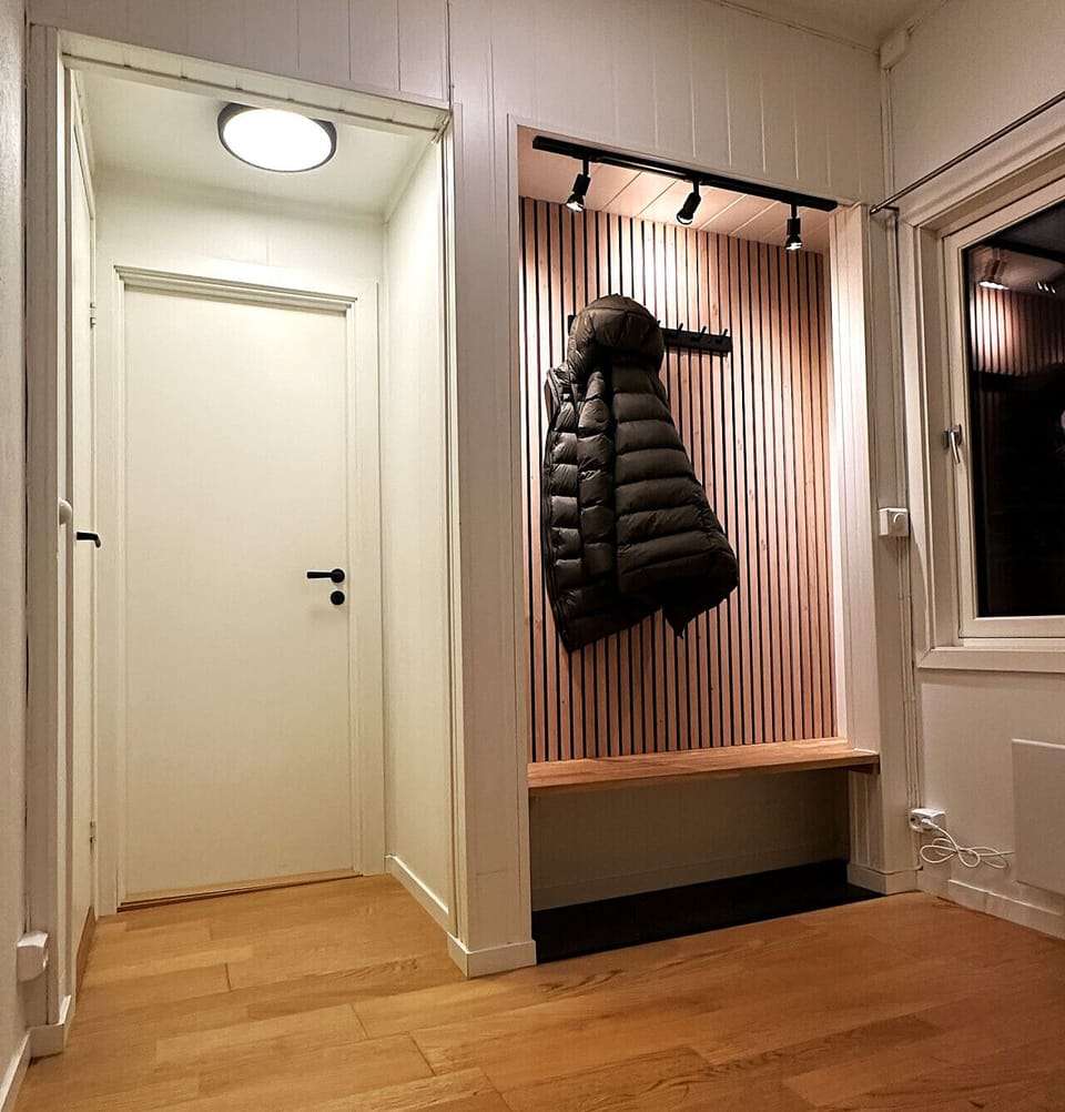 Bathroom with shower, washing machine and toilett