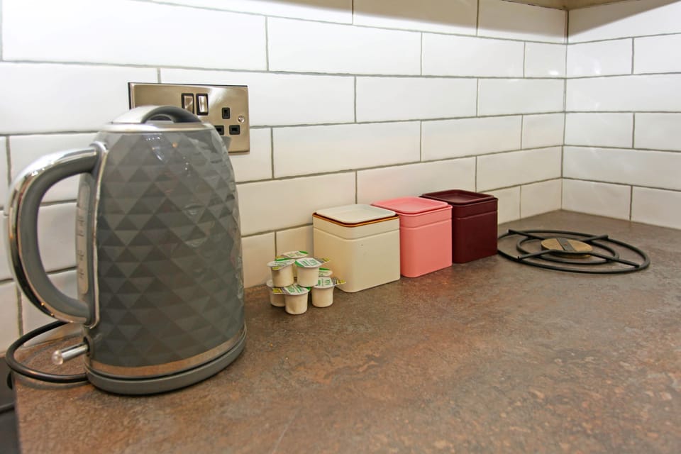 Business Apartment | Private kitchen | Full-size fridge, microwave, oven, stovetop