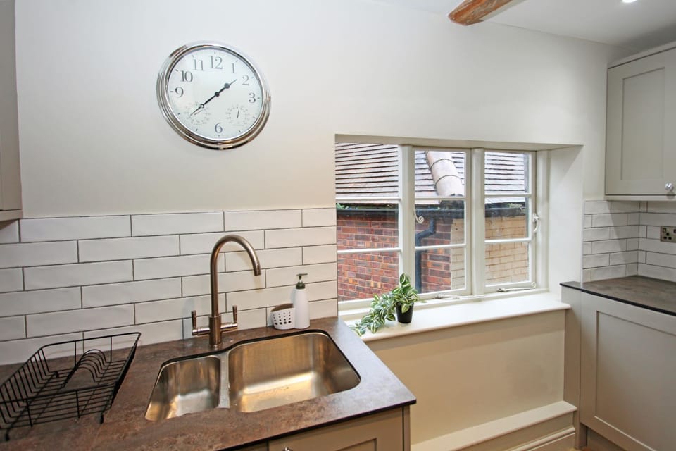 Business Apartment | Private kitchen | Full-size fridge, microwave, oven, stovetop