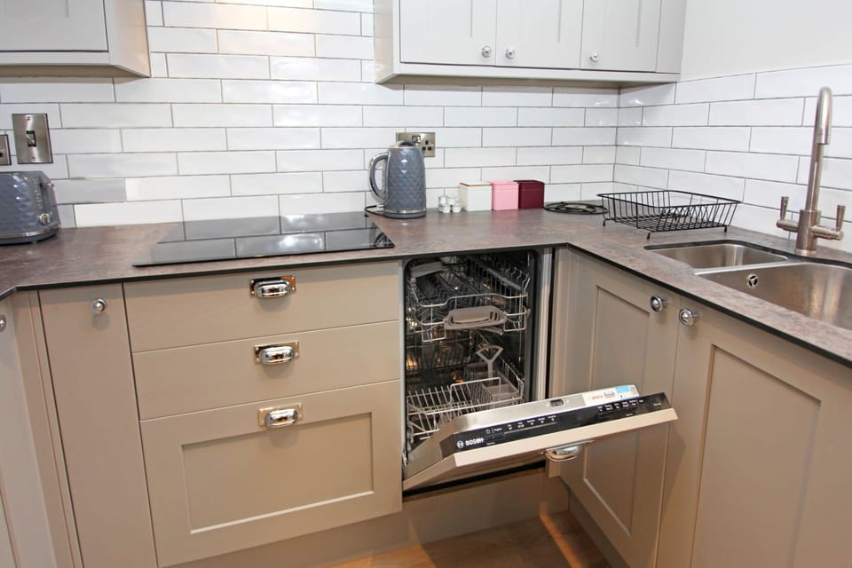 Business Apartment | Private kitchen | Full-size fridge, microwave, oven, stovetop