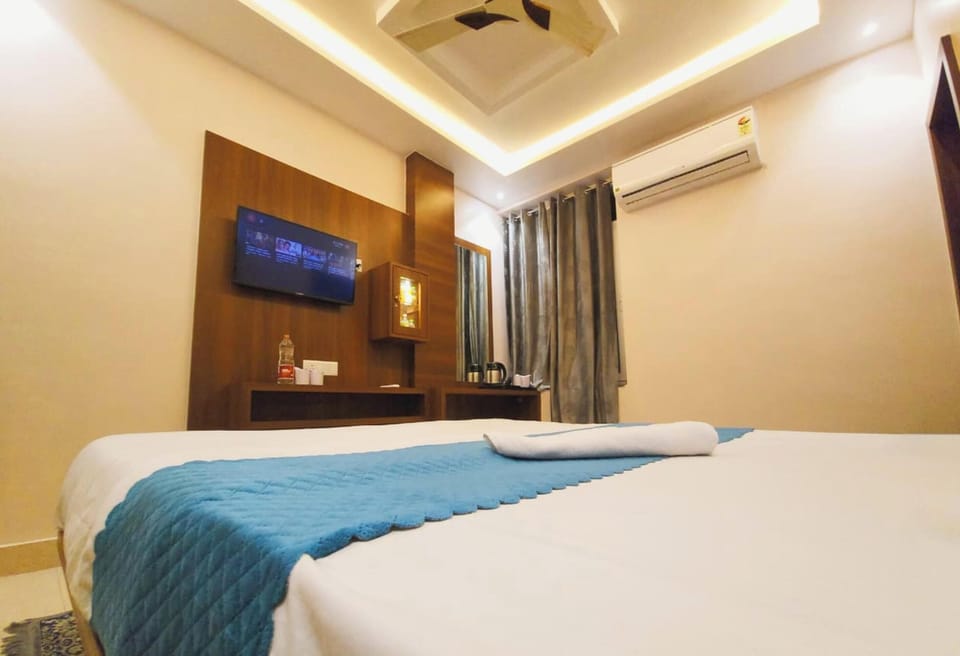 Deluxe Double Room, Air conditioning | Hypo-allergenic bedding, desk, soundproofing, free WiFi