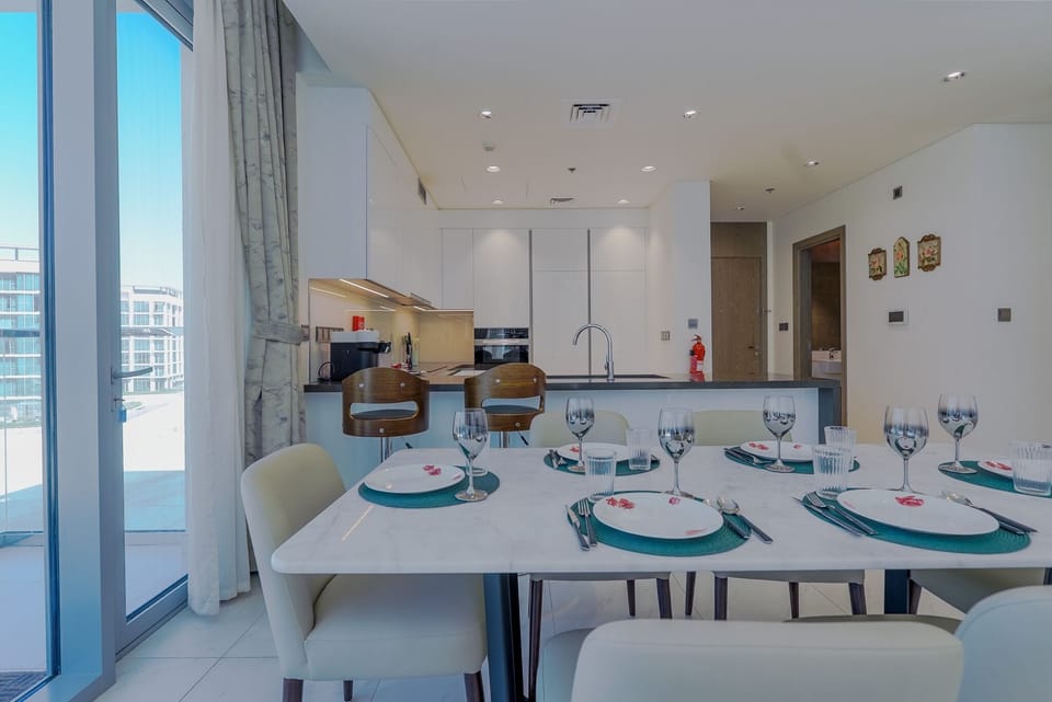 Deluxe Apartment, Balcony, Lagoon View | In-room dining