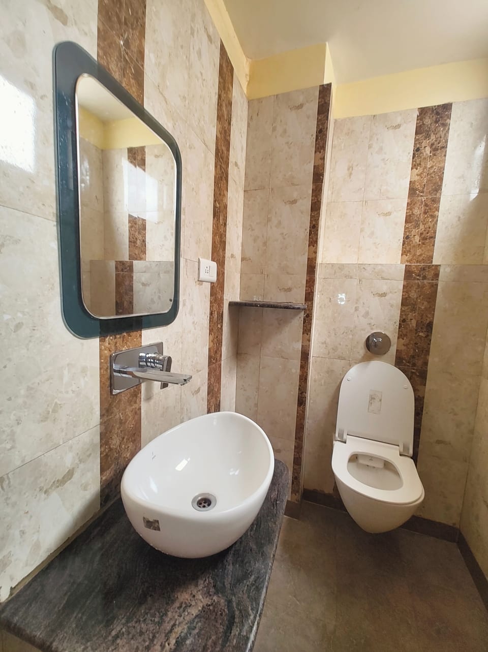 Deluxe Double Room, Air conditioning | Bathroom | Shower, rainfall showerhead, slippers, towels