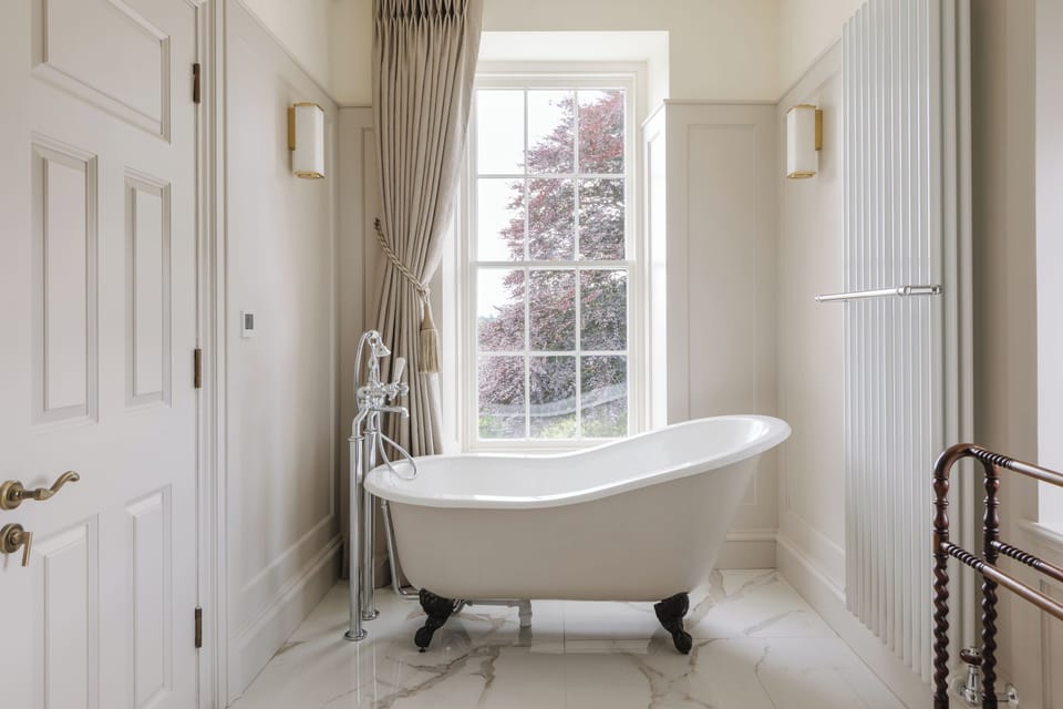 Suite, Bathtub (Bann Suite) | Bathroom | Towels