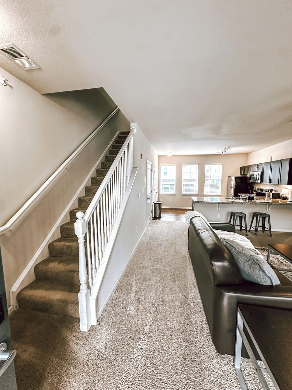 Signature Condo, 2 Bedrooms, Non Smoking, 2 Bathrooms | Living room | 40-inch Smart TV with digital channels, books