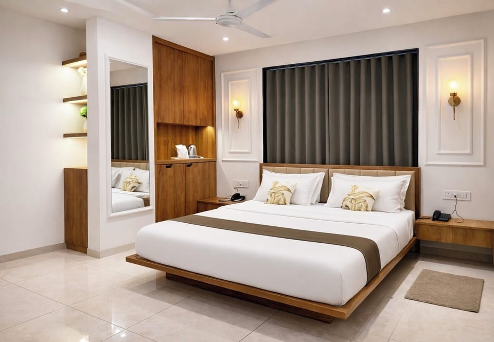Luxy Suite | Desk, bed sheets