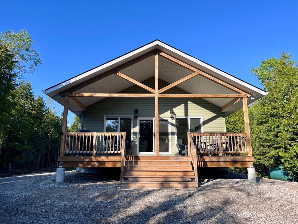 Welcome to Woodland Cottage - private and pet friendly. 