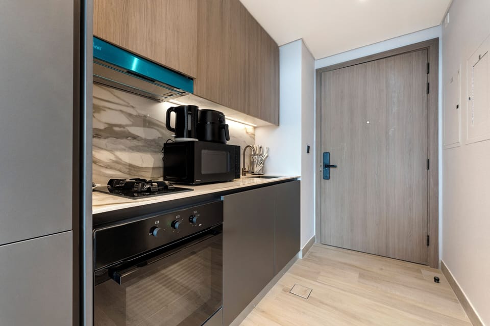 Luxury Studio, Courtyard View | Private kitchen
