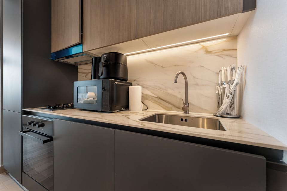 Luxury Studio, Courtyard View | Private kitchen