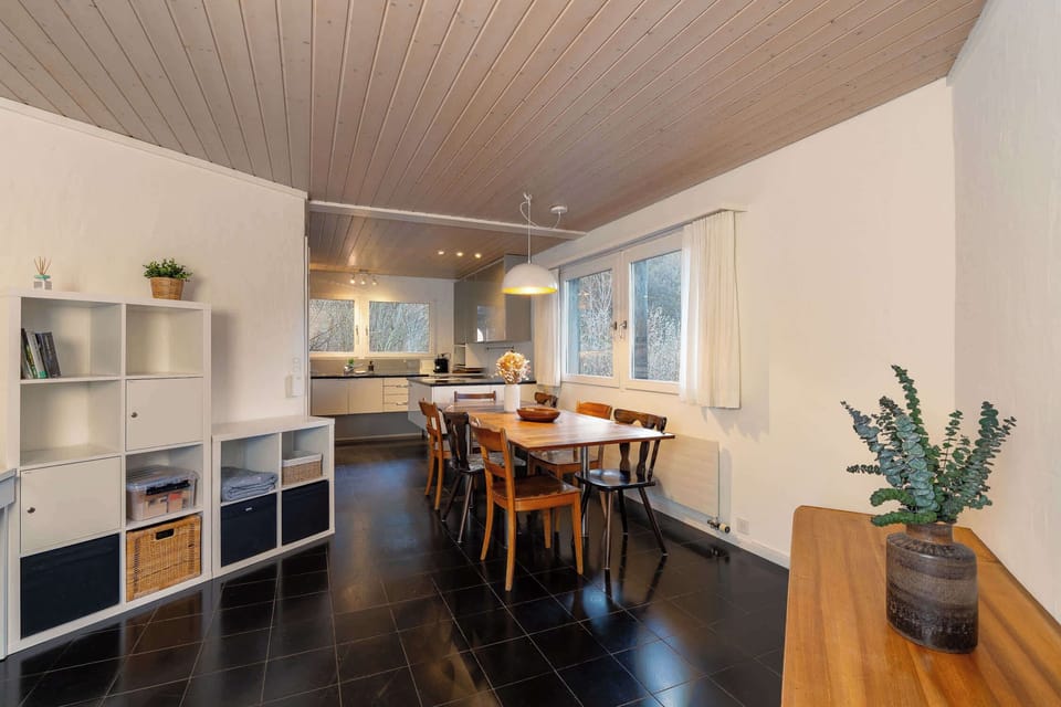Fully equipped kitchen with dining space