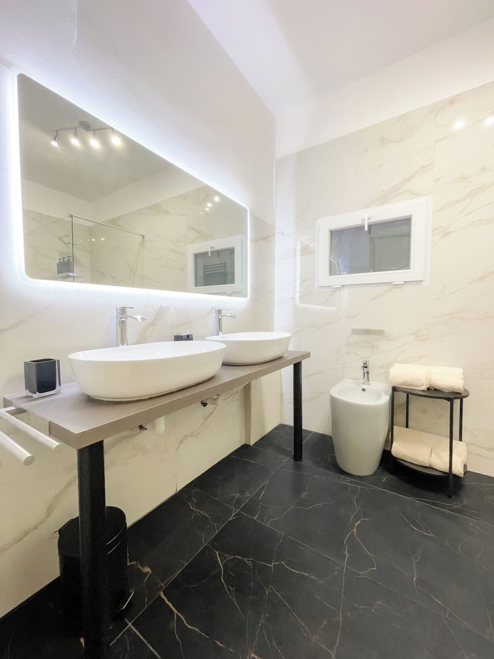Deluxe Double or Twin Room, Balcony | Bathroom | Shower, hair dryer, bidet, towels