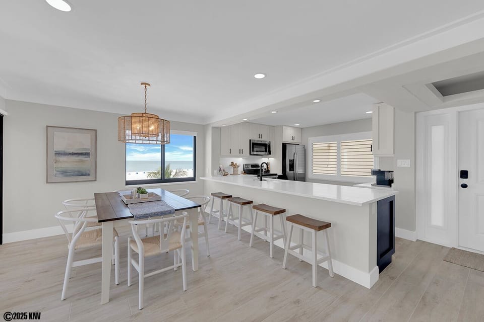 Seating for 10 at the Dining Table and Breakfast Bar