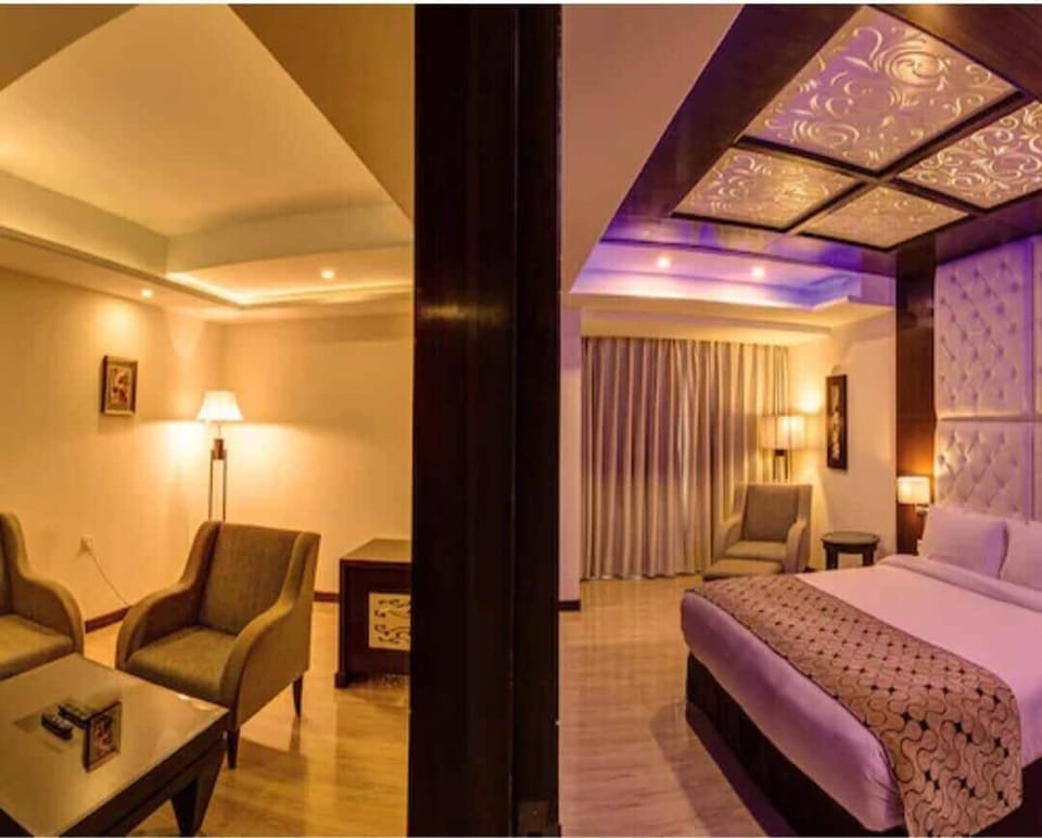 Suite | Desk, free WiFi