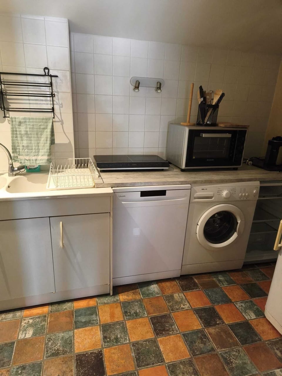 Full-size fridge, microwave, electric kettle, highchair