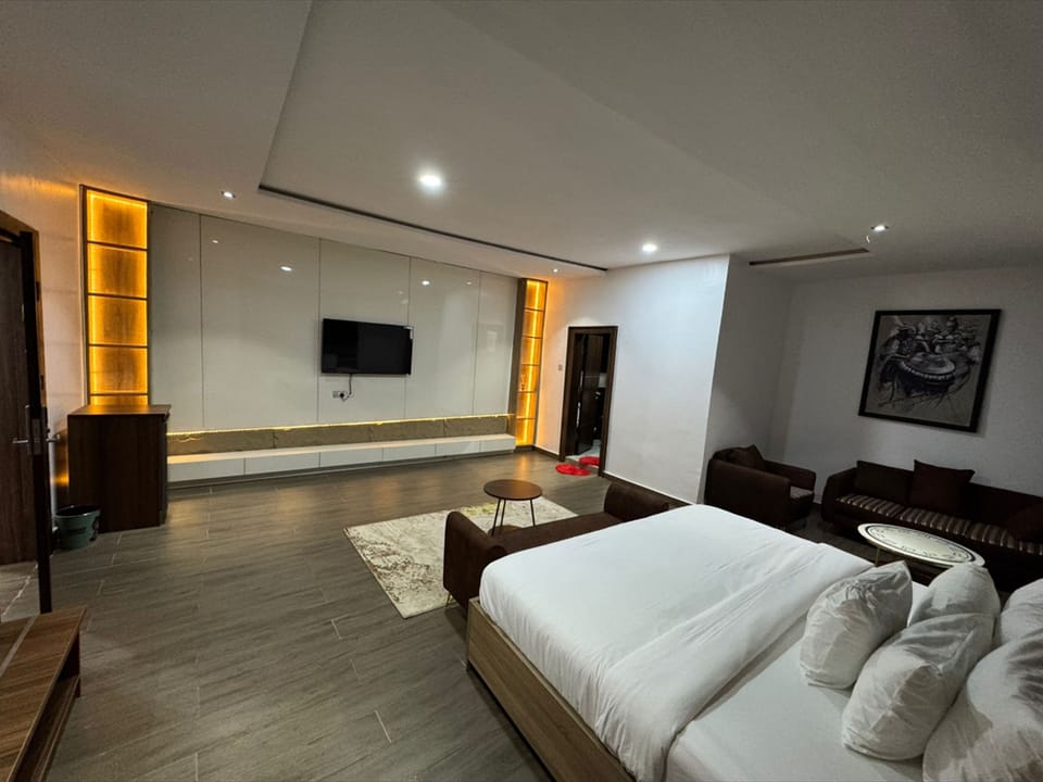 Presidential Suite | Desk, laptop workspace, free WiFi