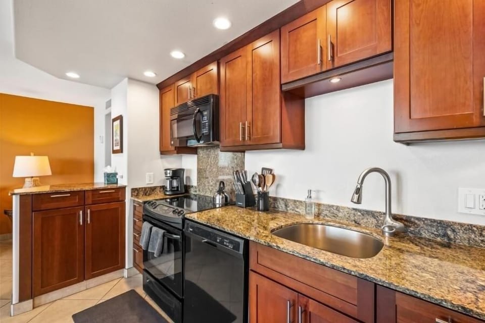 Condo, 1 Bedroom | Private kitchen | Microwave, oven, stovetop, dishwasher