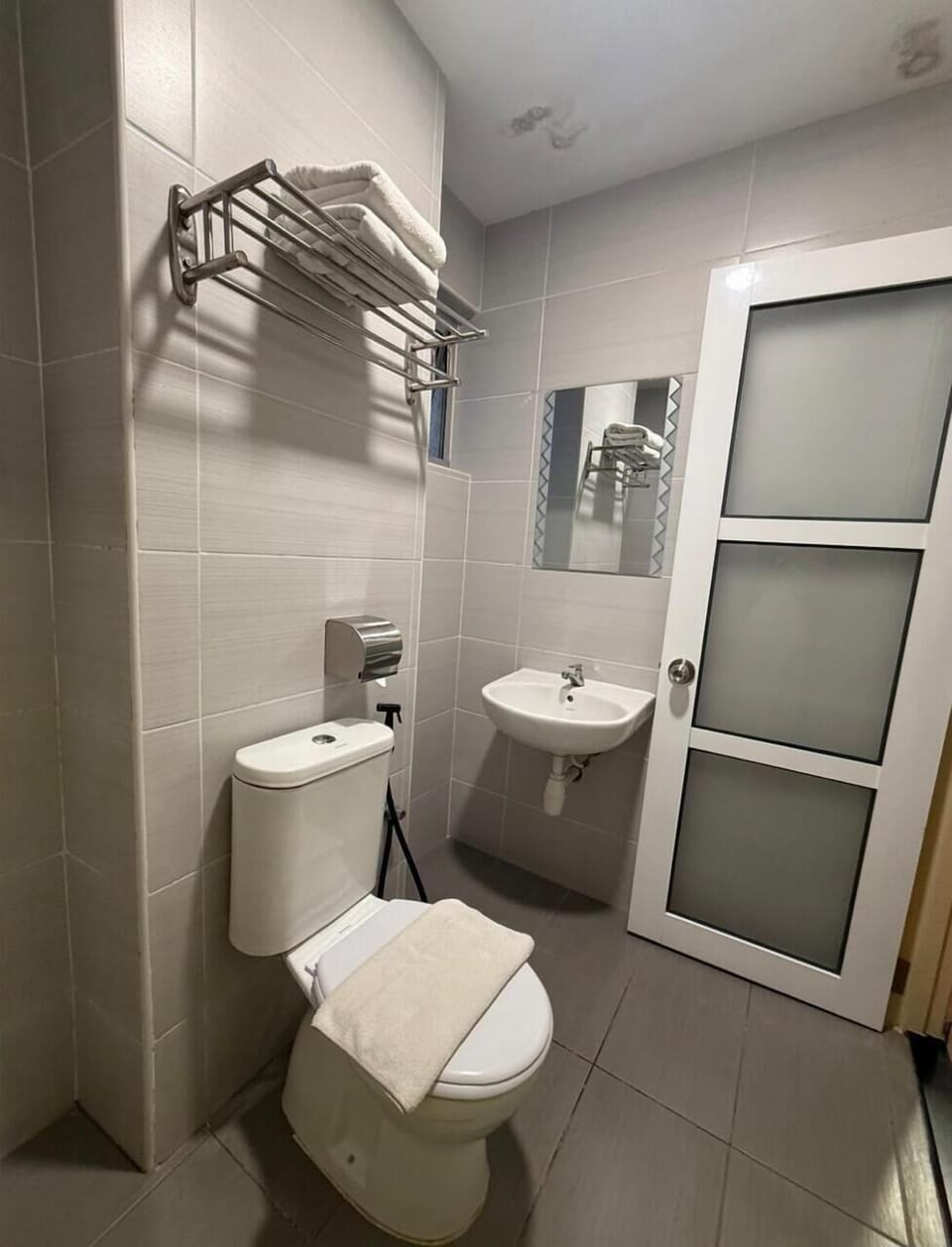 Deluxe Double Room | Bathroom | Shower, free toiletries, hair dryer, slippers