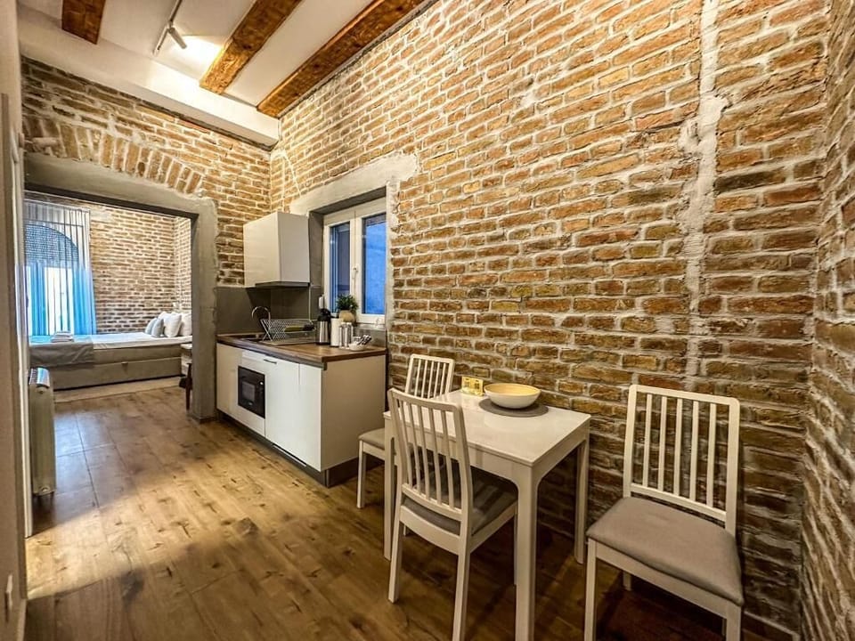 Deluxe Studio Suite, Non Smoking, Private Bathroom | Private kitchen | Microwave, oven, stovetop, electric kettle