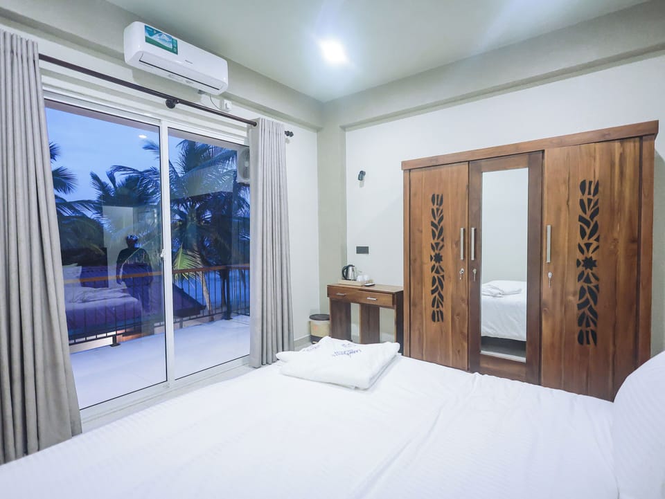 Standard Double Room, Balcony, Sea View | In-room safe, desk, laptop workspace, soundproofing