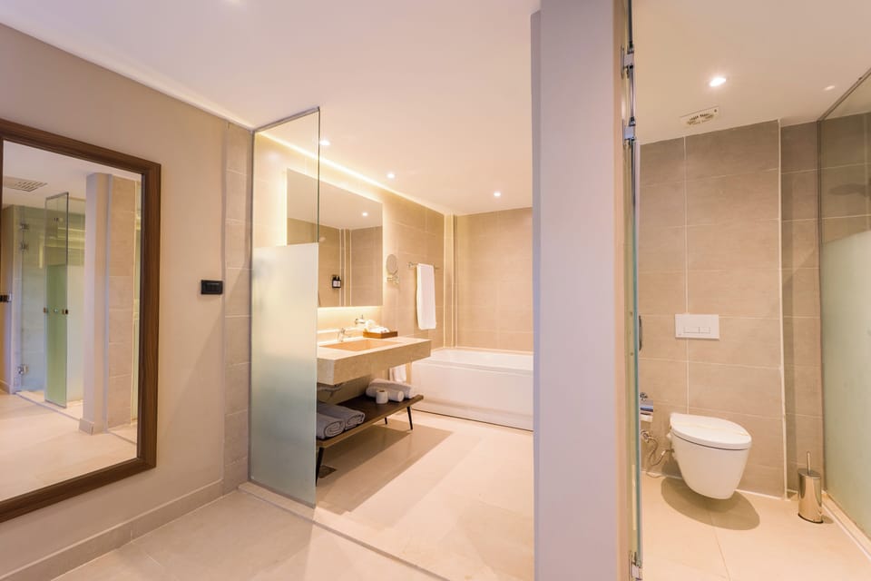 Deluxe Room, Sea View | Bathroom | Hair dryer, slippers, towels, soap