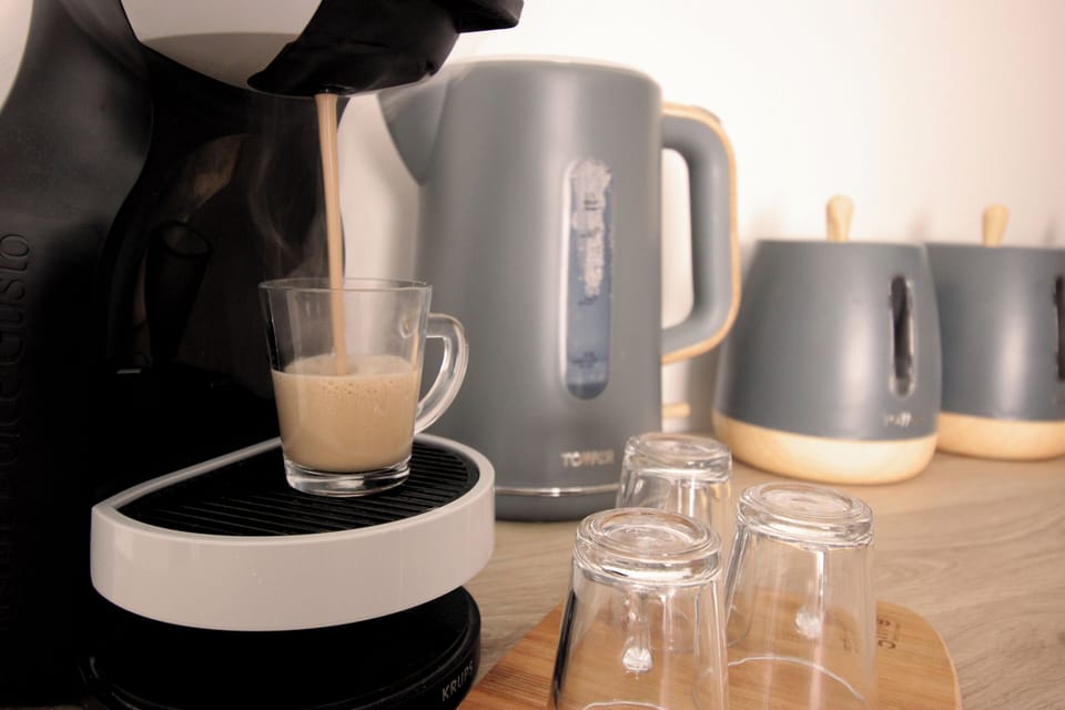 Penthouse, 2 Bedrooms, Kitchen | Private kitchen | Electric kettle, toaster