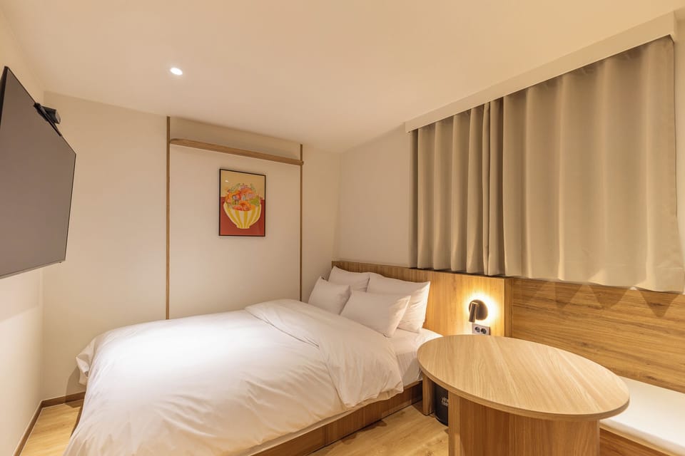Standard Double Room, 1 Queen Bed, Non Smoking, Housekeeping | Premium bedding, down comforters, pillowtop beds, WiFi (free)