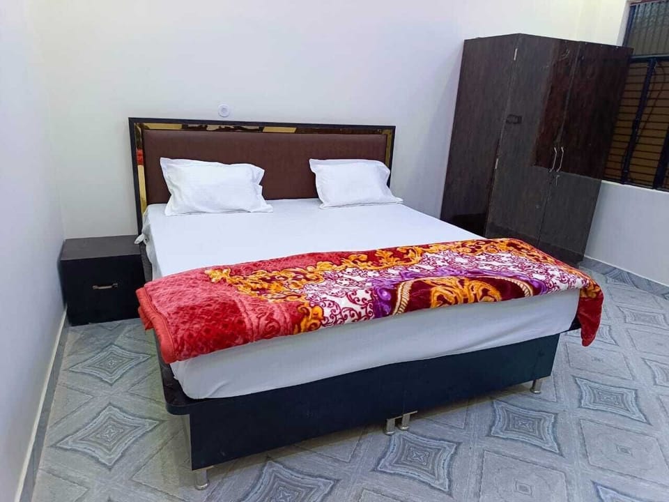 Superior Single Room | Laptop workspace, free WiFi