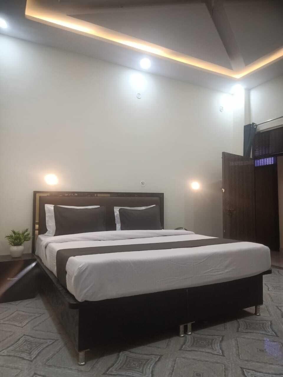 Superior Single Room | Laptop workspace, free WiFi
