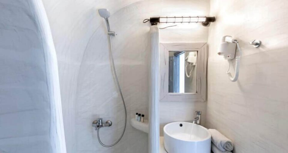 Honeymoon Suite, Non Smoking | Bathroom | Shower, hair dryer, towels, soap