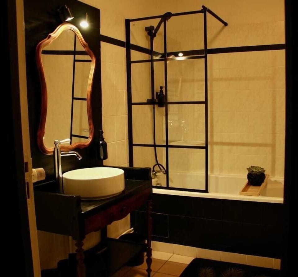 Superior Double Room | Bathroom