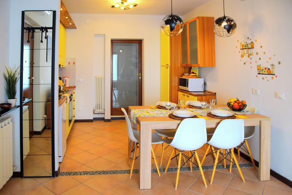 Apartment, 2 Bedrooms, Patio, Lake View | Dining room