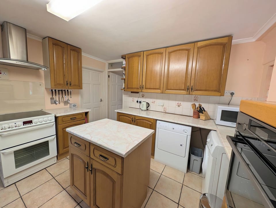Dishwasher, cookware/dishes/utensils