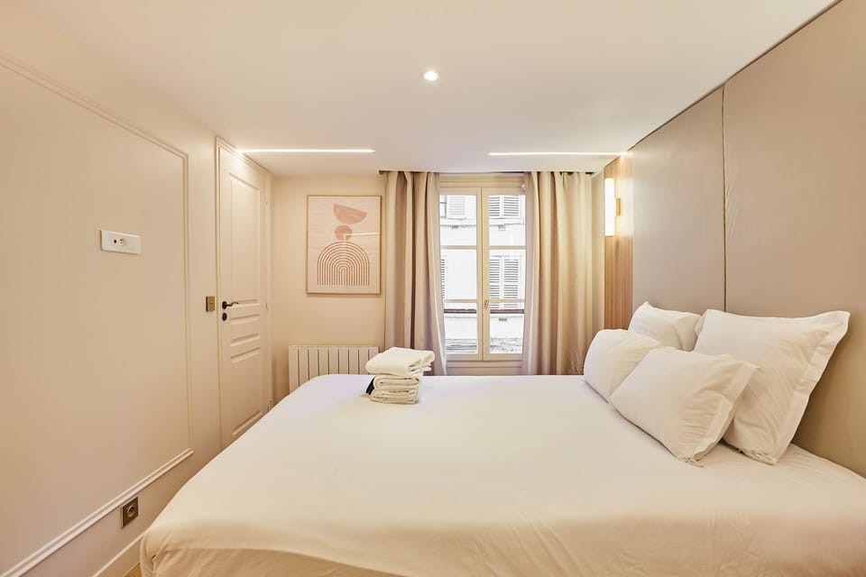 Chambre avec lit 160 cm et salle de bain