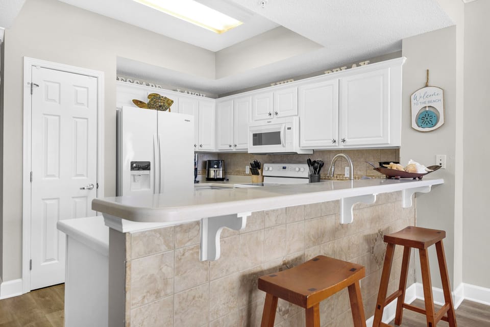 Eat-in kitchen bar seating