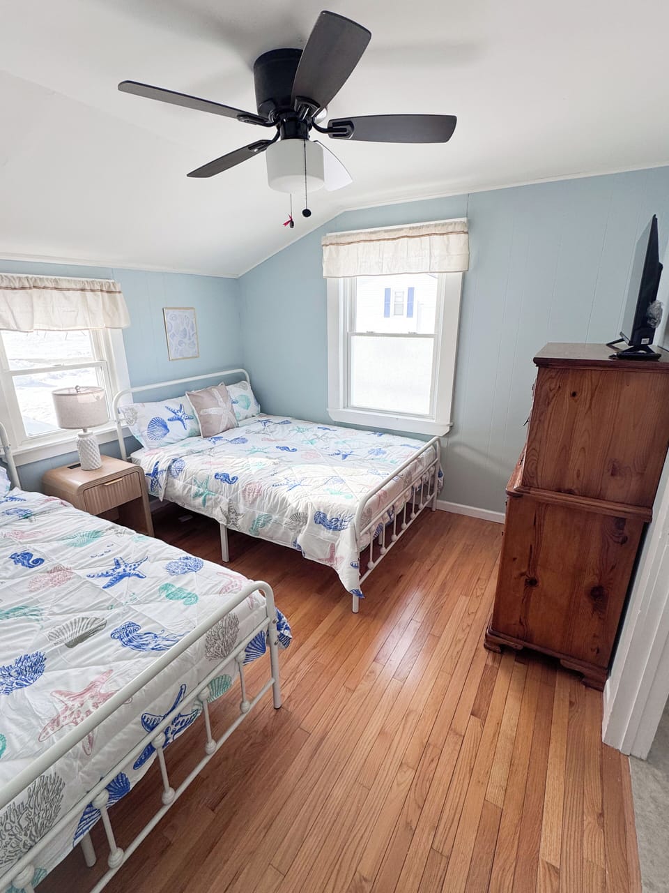 2 Doubles Bedroom with ceiling fan and smart tv.