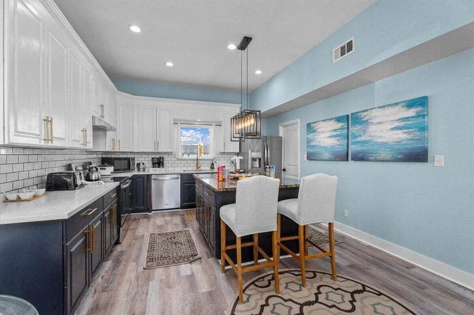 Fully equipped modern kitchen with stainless steel appliances and large island – perfect for group cooking.