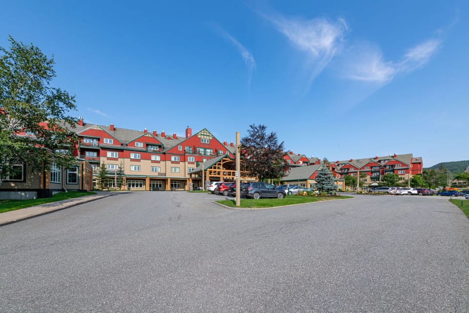 A peaceful mountain escape where open skies and lush greenery set the tone for relaxation.