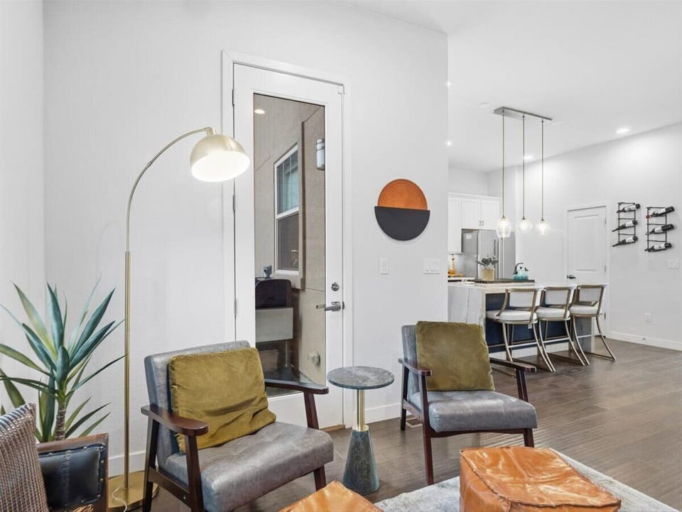 Secondary Living Room – Cozy Sitting Area