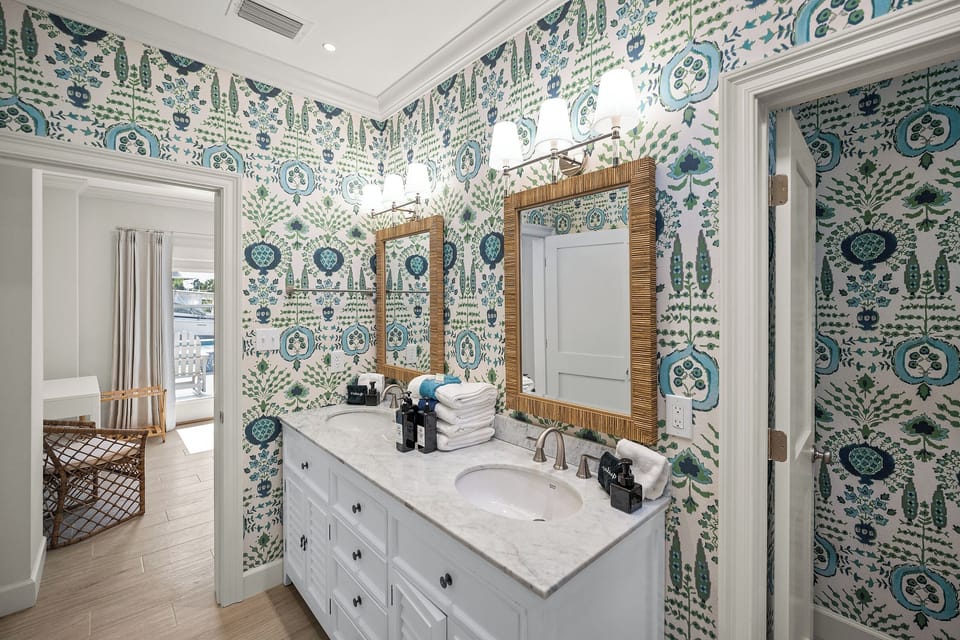 King Suite Private Bath (Ground Floor)