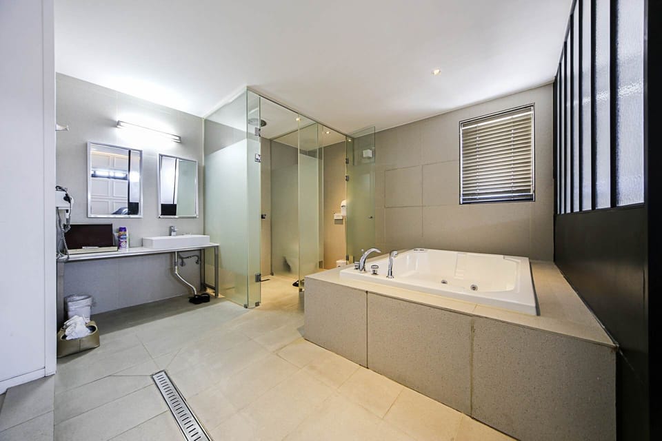 Family Twin Room (2) | Bathroom | Free toiletries, hair dryer, bathrobes, slippers
