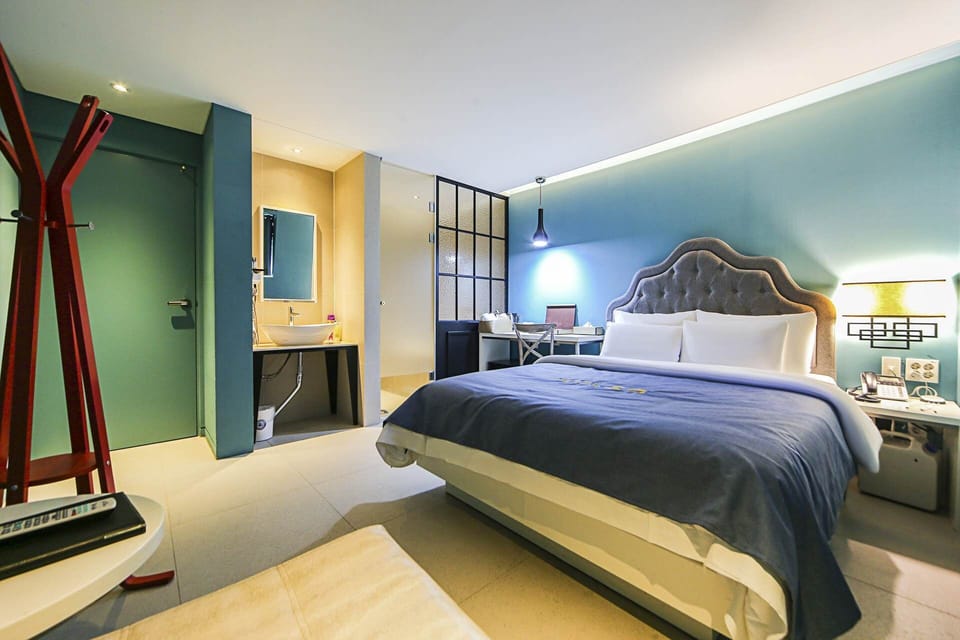 Standard Room | Desk, blackout drapes, soundproofing, free WiFi