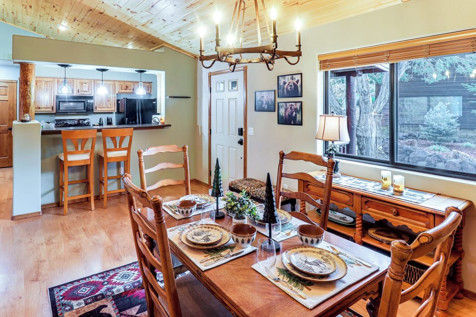 Kitchen | Dining Table | Free WiFi | Central Air Conditioning/Heat
