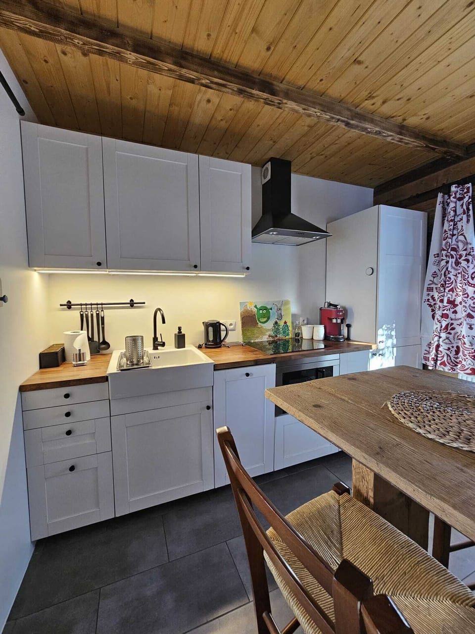 Chalet | Private kitchenette | Coffee/tea maker, electric kettle