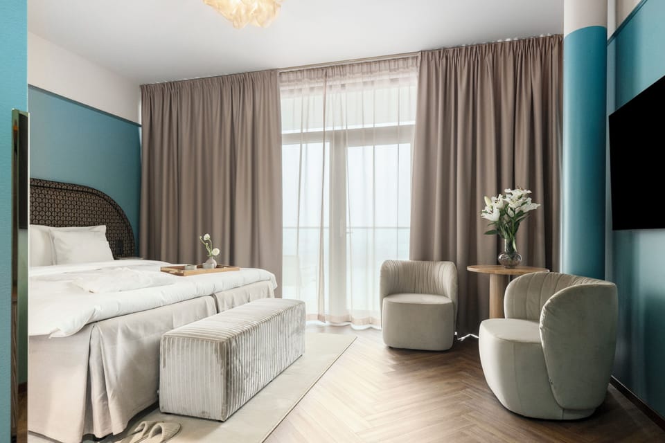 Premium bedding, in-room safe, desk, laptop workspace
