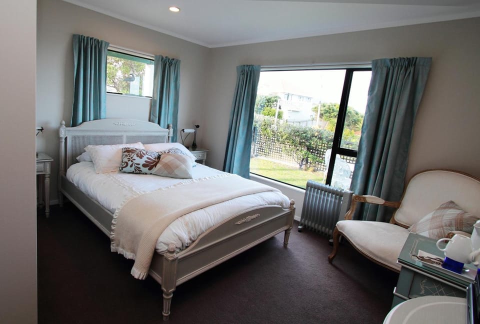 Premium bedding, desk, iron/ironing board, free WiFi